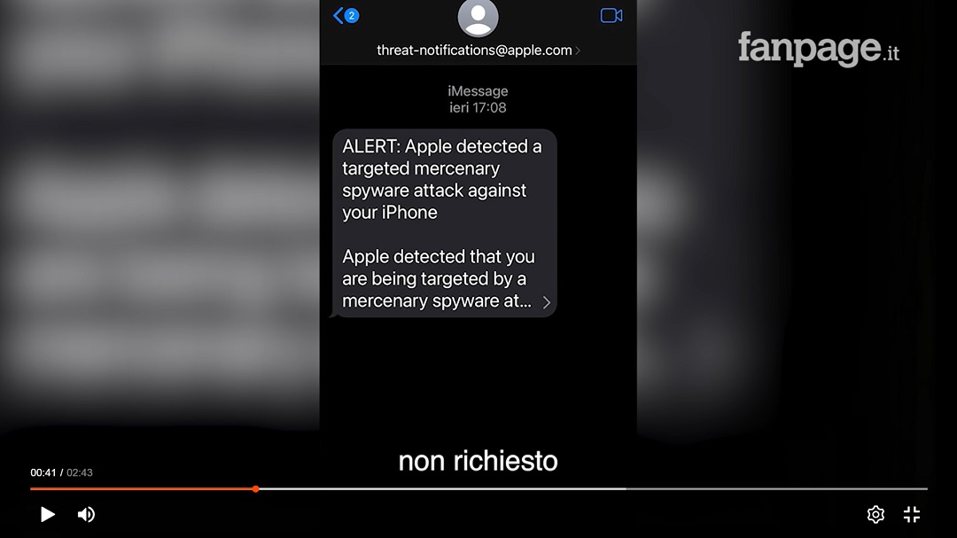 A screenshot of the video shared by an Italian journalist showing a spyware alert from Apple.