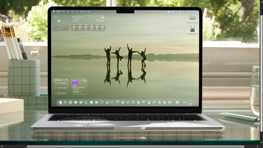 A photo showing the Liquid Glass UI display in macOS Tahoe.